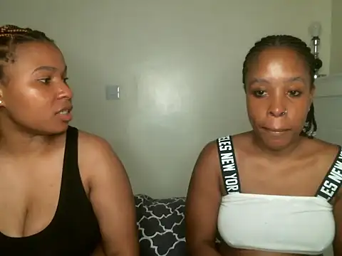 Snapshot of R-thequeen chatting on 11, 3, 2025 R-thequeen online show from 11, 3, 2025