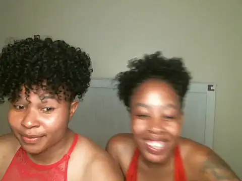 Snapshot of R-thequeen chatting on 10, 9, 2025 R-thequeen online show from 10, 9, 2025