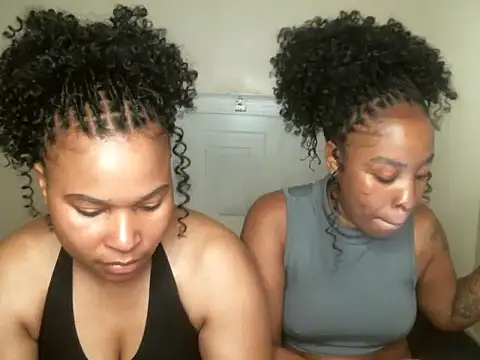 Snapshot of R-thequeen chatting on 12, 9, 2025 R-thequeen online show from 12, 9, 2025