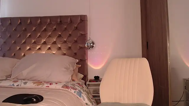 Roussmariehenao online show from 29, 3, 2026