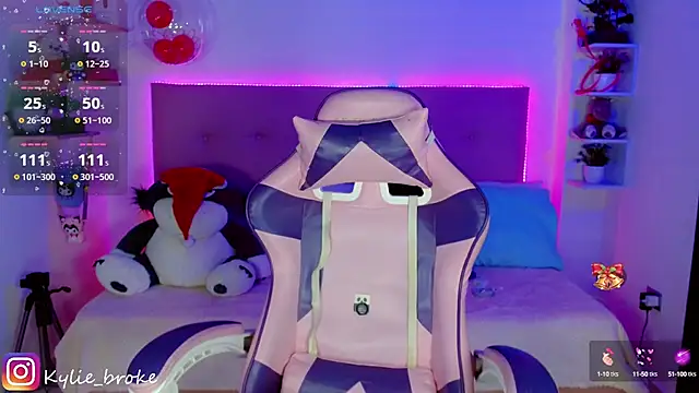 Snapshot of Kylie_brokee chatting on 19, 12, 2024 Kylie brokee online show from 19, 12, 2024