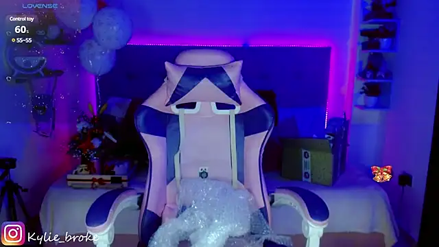 Snapshot of Kylie_brokee chatting on 21, 12, 2024 Kylie brokee online show from 21, 12, 2024