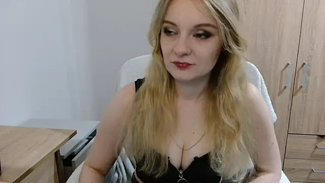 Snapshot of AlmaHoney chatting on 15, 6, 2026 AlmaHoney online show from 15, 6, 2026