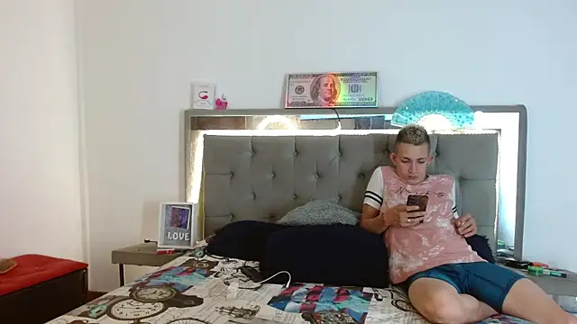 parejacaliente20154 online show from 11, 1, 2025