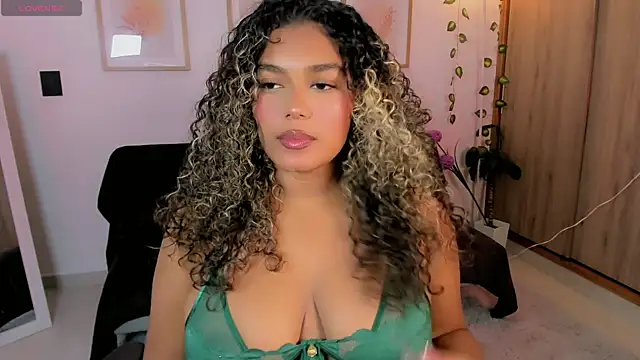 Snapshot of aleja_montiel__ chatting on 7, 5, 2026 aleja montiel online show from 7, 5, 2026