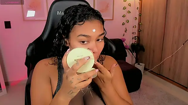Snapshot of aleja_montiel__ chatting on 20, 5, 2026 aleja montiel online show from 20, 5, 2026