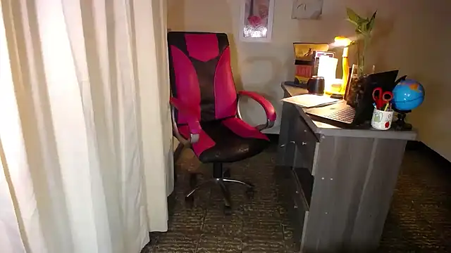 Snapshot of danielle_rose_1 chatting on 7, 4, 2026 danielle rose 1 online show from 7, 4, 2026