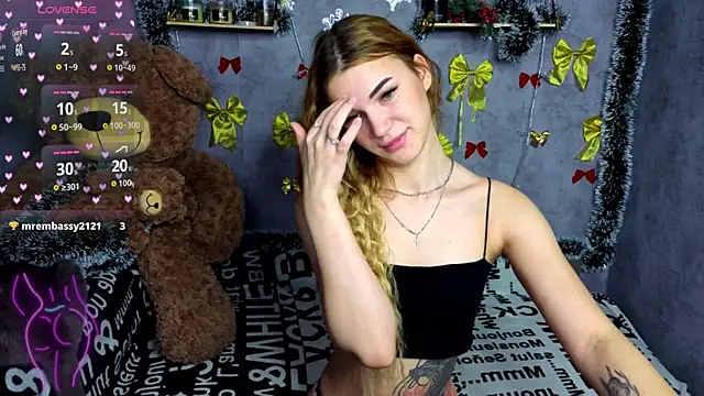 Snapshot of Hellen_Moore chatting on 17, 12, 2025 Hellen Moore online show from 17, 12, 2025