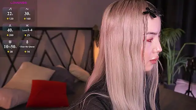 Snapshot of LindaThacker chatting on 9, 4, 2026 LindaThacker online show from 9, 4, 2026