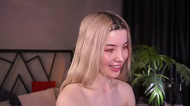 Snapshot of LindaThacker chatting on 11, 4, 2026 LindaThacker online show from 11, 4, 2026