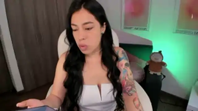 Snapshot of Roxana_02 chatting on 26, 11, 2025 Roxana 02 online show from 26, 11, 2025