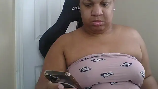 Snapshot of Badgirlbrittt chatting on 17, 12, 2025 Badgirlbrittt online show from 17, 12, 2025
