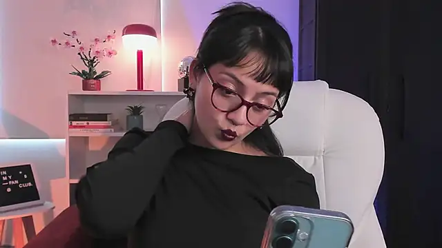 nahiapaws online show from 10, 4, 2026