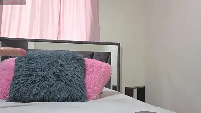 Hotsamantamature online show from 7, 11, 2025