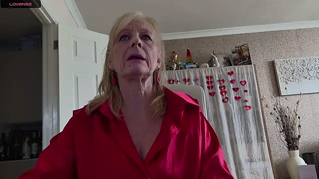 TopazCamgirl online show from 15, 4, 2026