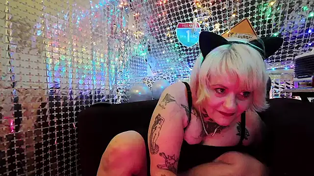 Snapshot of Hunniebunnie78 chatting on 2, 8, 2026 Hunniebunnie78 online show from 2, 8, 2026