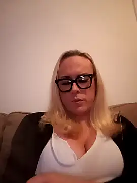 Snapshot of Connie_Pepper chatting on 10, 3, 2025 Connie Pepper online show from 10, 3, 2025