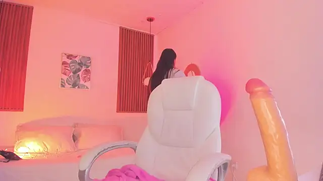 Snapshot of TiffanyWright chatting on 4, 11, 2025 TiffanyWright online show from 4, 11, 2025