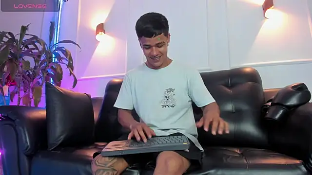 Snapshot of Rob_saenz_ chatting on 29, 10, 2025 Rob saenz online show from 29, 10, 2025