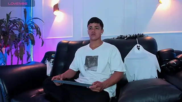 Snapshot of Rob_saenz_ chatting on 30, 10, 2025 Rob saenz online show from 30, 10, 2025