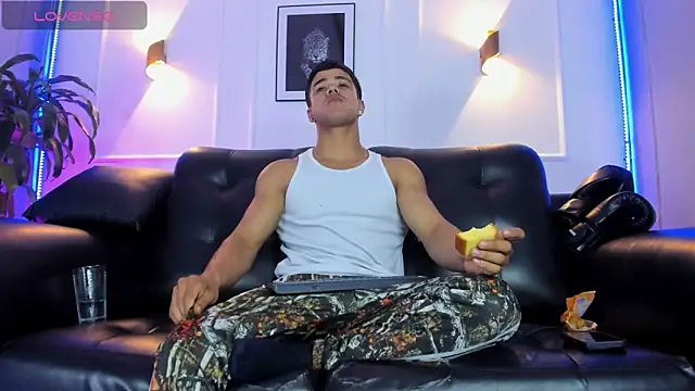 Snapshot of Rob_saenz_ chatting on 6, 11, 2025 Rob saenz online show from 6, 11, 2025