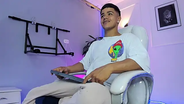 Snapshot of Rob_saenz_ chatting on 20, 11, 2025 Rob saenz online show from 20, 11, 2025