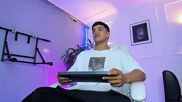 Snapshot of Rob_saenz_ chatting on 24, 11, 2025 Rob saenz online show from 24, 11, 2025