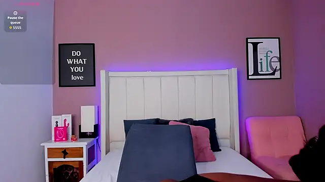 Britanymooree online show from 23, 10, 2025