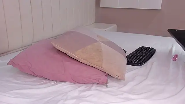 Littleolivia  online show from 15, 3, 2025