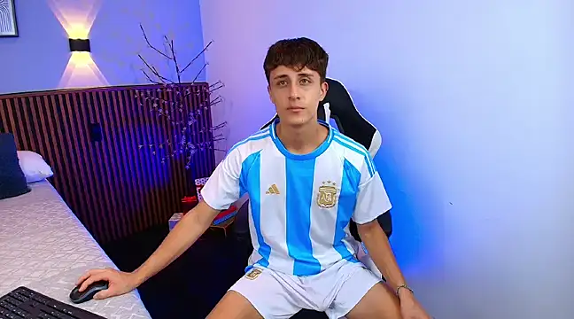 Snapshot of JoseloEvans chatting on 1, 1, 2025 JoseloEvans online show from 1, 1, 2025