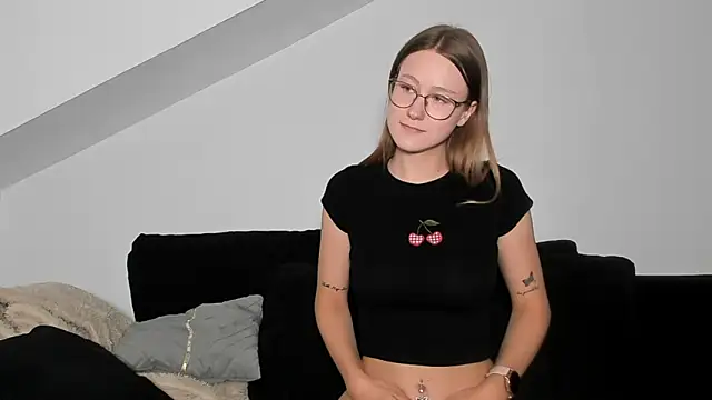 Snapshot of laurasommer chatting on 19, 5, 2026 laurasommer online show from 19, 5, 2026