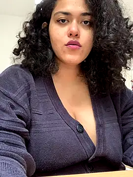 Snapshot of Curvydesifromgermany chatting on 8, 10, 2025 Curvydesifromgermany online show from 8, 10, 2025