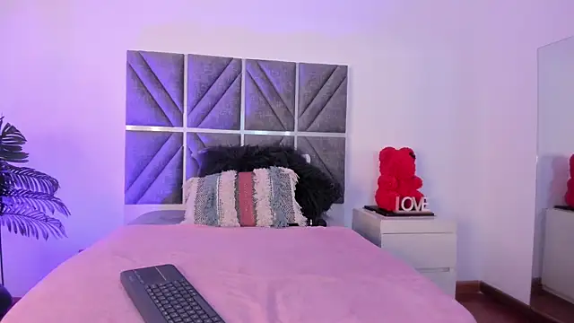 Laura Dicardy online show from 26, 9, 2025