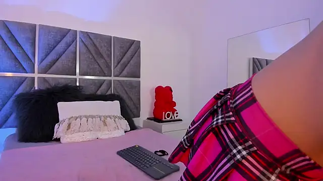 Laura Dicardy online show from 9, 10, 2025