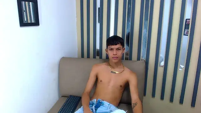 Snapshot of Levis_Montes chatting on 20, 12, 2024 Levis Montes online show from 20, 12, 2024