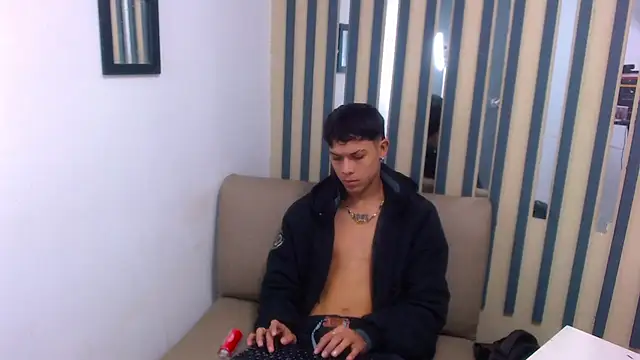 Snapshot of Levis_Montes chatting on 27, 12, 2024 Levis Montes online show from 27, 12, 2024