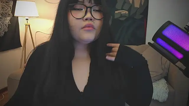 Snapshot of LeyaKan chatting on 2, 2, 2025 LeyaKan online show from 2, 2, 2025