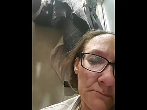 ILUV2TUCHMYKITTY online show from 15, 3, 2026