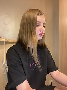 Snapshot of MollyDolle chatting on 9, 5, 2026 MollyDolle online show from 9, 5, 2026