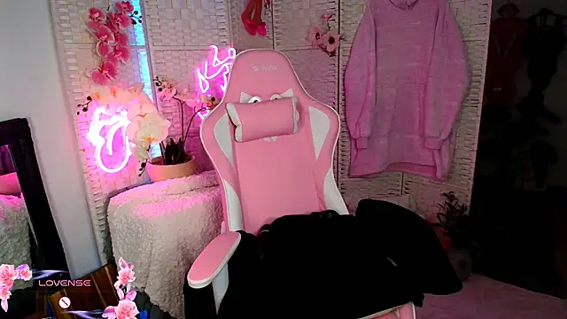 Snapshot of EllieKarrX chatting on 8, 12, 2024 EllieKarrX online show from 8, 12, 2024