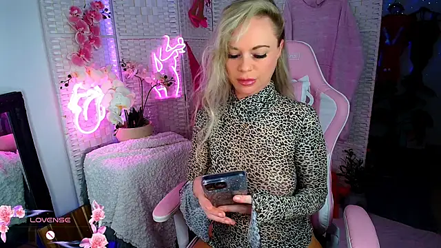 Snapshot of EllieKarrX chatting on 12, 12, 2024 EllieKarrX online show from 12, 12, 2024