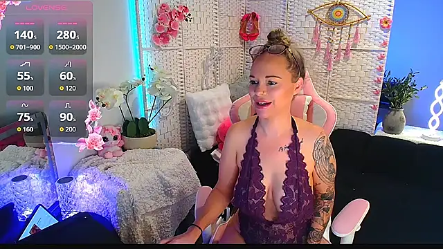 Snapshot of EllieKarrX chatting on 11, 11, 2025 EllieKarrX online show from 11, 11, 2025
