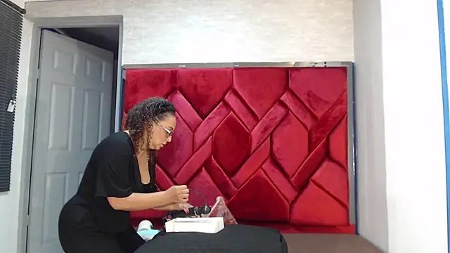 EvaMills1 online show from 5, 3, 2025