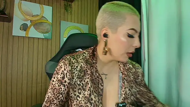 Camila Chainn online show from 4, 2, 2026