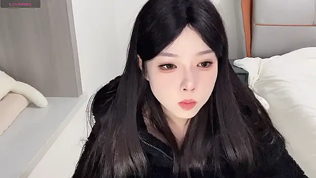 Snapshot of Q-ing chatting on 3, 12, 2024 Q-ing online show from 3, 12, 2024