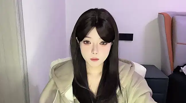 Snapshot of Q-ing chatting on 8, 3, 2025 Q-ing online show from 8, 3, 2025