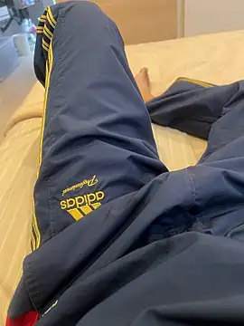 Snapshot of adidas-1995 chatting on 17, 11, 2025 adidas-1995 online show from 17, 11, 2025