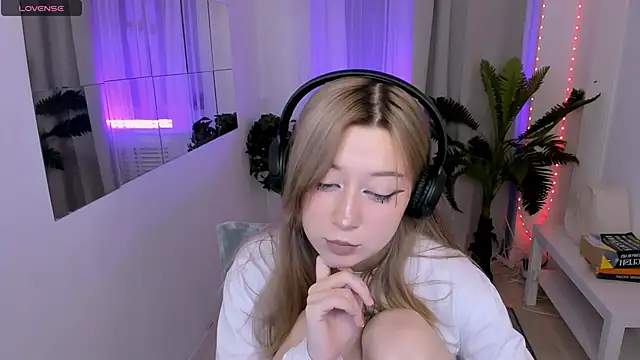 SaintGirl online show from 15, 3, 2025