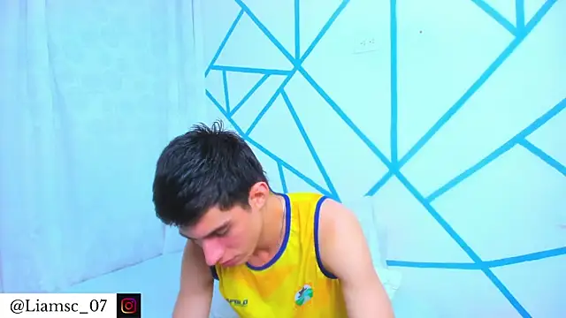 Snapshot of liam_scott77 chatting on 17, 12, 2025 liam scott77 online show from 17, 12, 2025