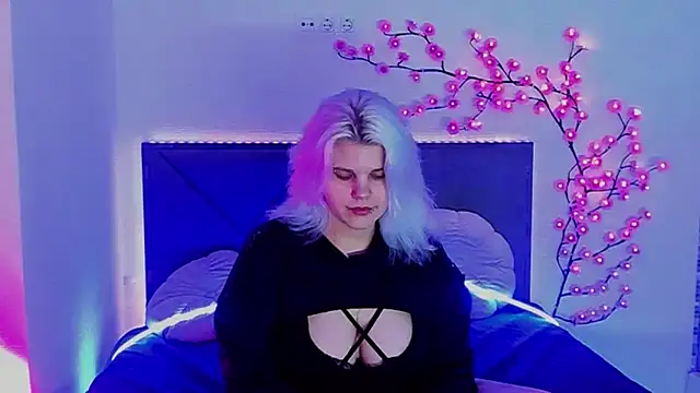 Snapshot of JoannLowe chatting on 13, 5, 2026 JoannLowe online show from 13, 5, 2026